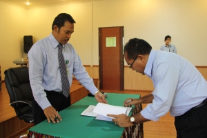Penandatanganan KK oleh Kasubbag Umum disaksikan Kepala KPKNL Mataram